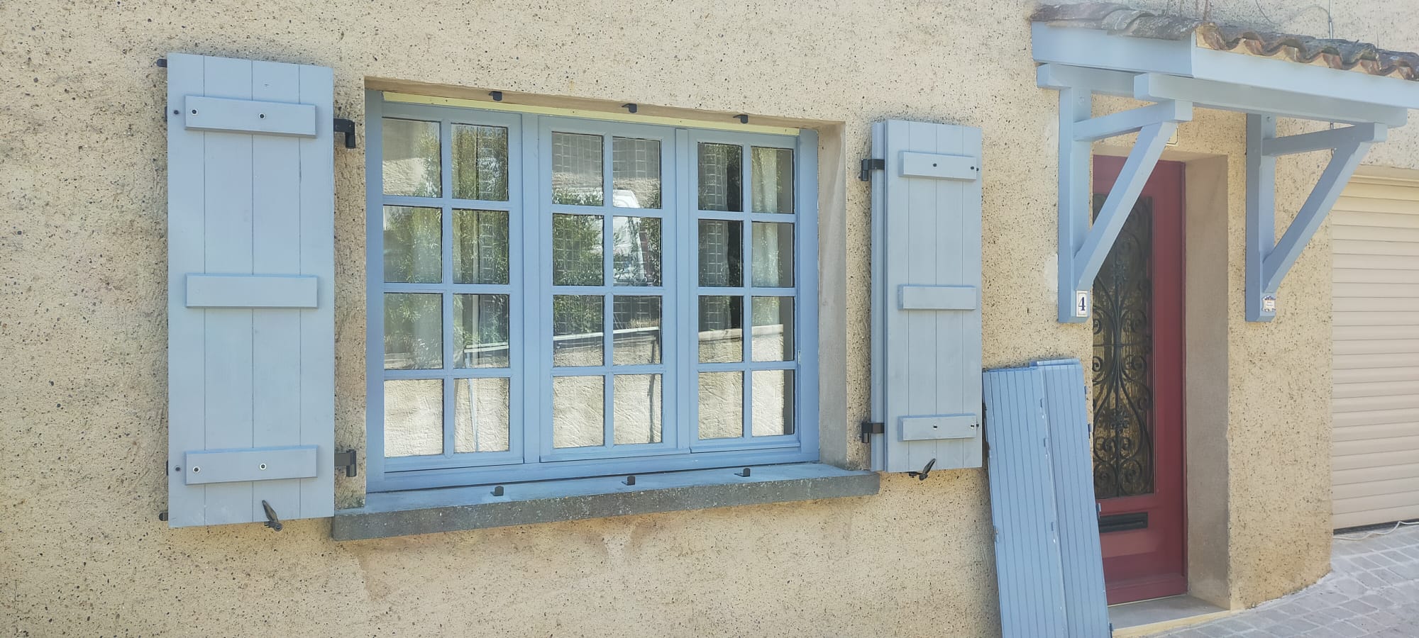 Façade équipée de volets bois
