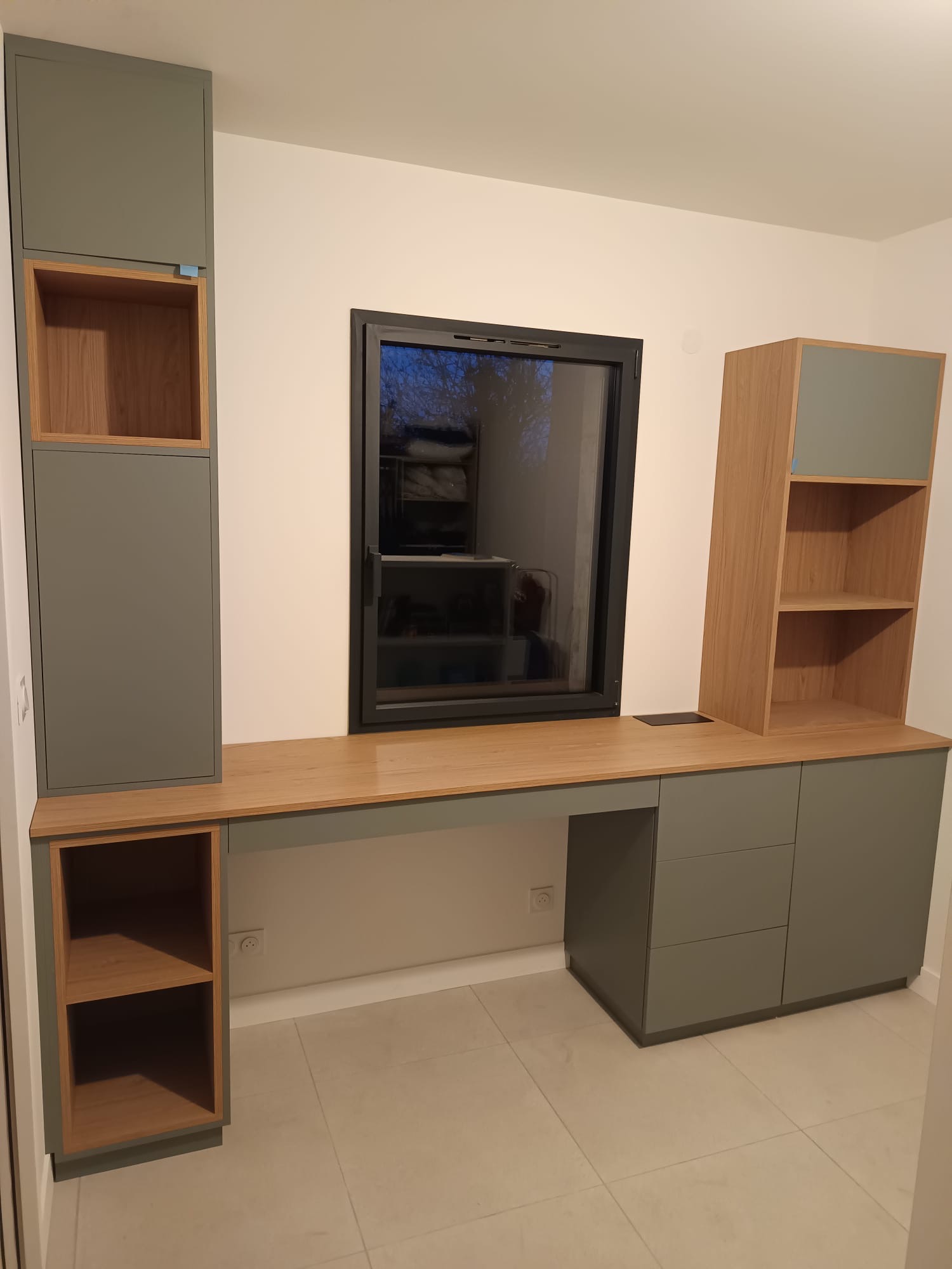 Bureau sur mesure installé